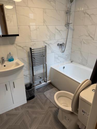 Luton Town Homestay - Near AIRPORT & Train Station, High Speed Internet - Bendish