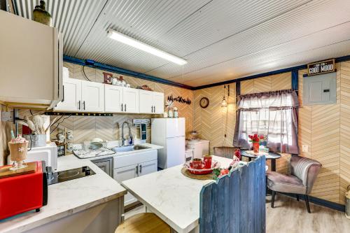 Gym Access On-Site: Cabin w/ Deck in Red Oak!