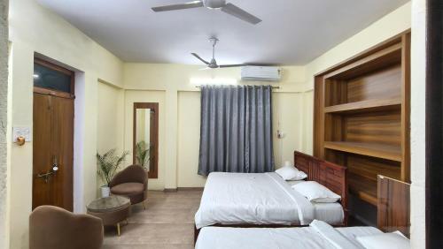1 queen bed, 1 twin bed