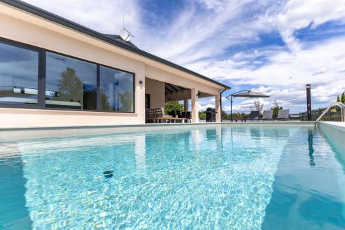Villa Coriticum with pool and indoor Jacuzzi – khách sạn tại Kringa