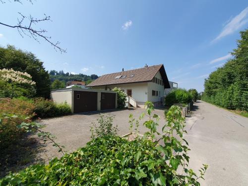 A szálláshely kívülről, Quiet Forest-Side Apartment in Ueberstorf