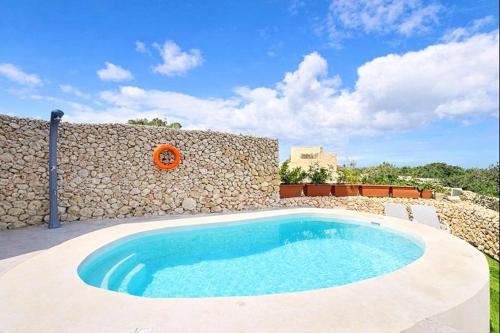 Peaceful Home with Private Pool and Rooftop Jacuzzi – khách sạn tại Xaghra