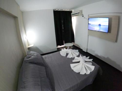 1 queen bed, 1 twin bed
