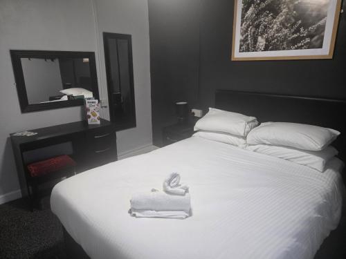 Peek-a-Booze - Budget Hotel - Adults Only - image 13