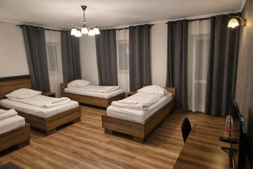 2 twin beds, 1 sofa bed
