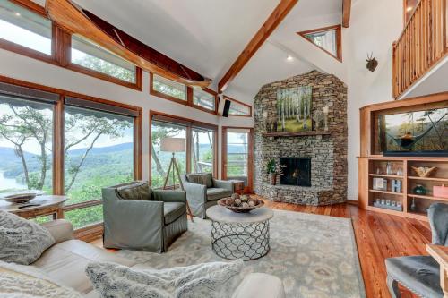 Falken Haus - Relax in Seclusion with Panoramic Lake Views in Jasper, USA