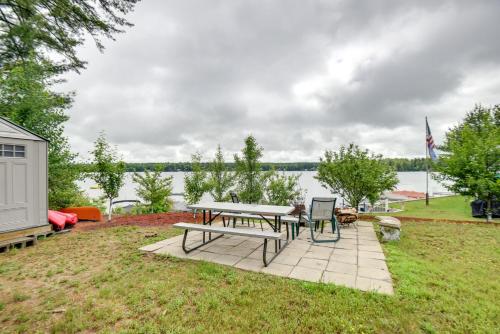 Scenic Little Ossipee Lake Retreat w/ Grill! in 桑福德 (ME)