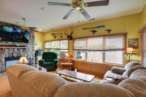 Scenic Little Ossipee Lake Retreat w/ Grill! in 桑福德 (ME)