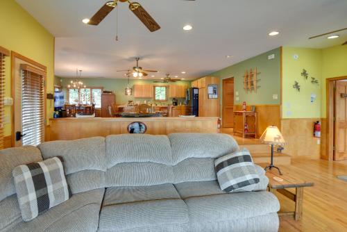 Scenic Little Ossipee Lake Retreat w/ Grill! in 桑福德 (ME)