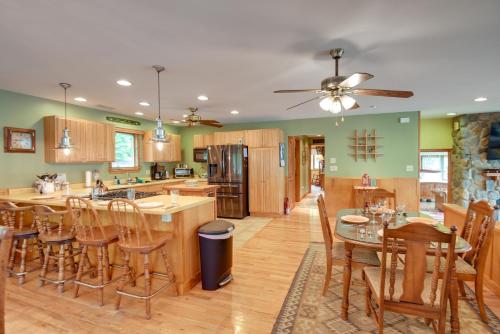 Scenic Little Ossipee Lake Retreat w/ Grill! in 桑福德 (ME)
