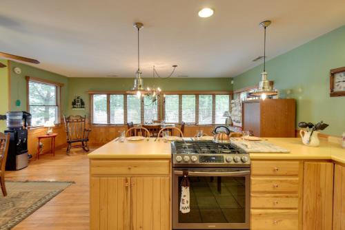 Scenic Little Ossipee Lake Retreat w/ Grill! in 桑福德 (ME)