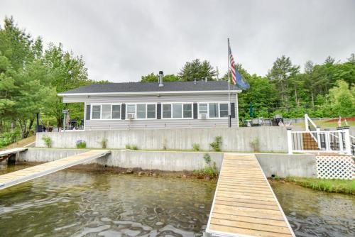 Scenic Little Ossipee Lake Retreat w/ Grill! in 桑福德 (ME)