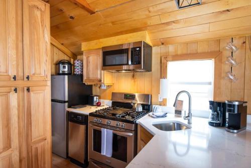 Three Cabins - Pet Friendly & Hot Tub in Warren (VT)