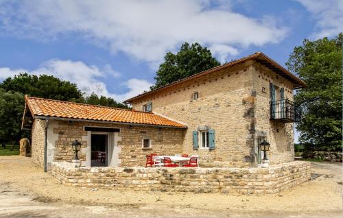 Cozy Home In Lonnes With Heated Swimming Pool gîte à louer Salles-de-Villefagnan