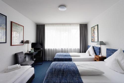 3 twin beds