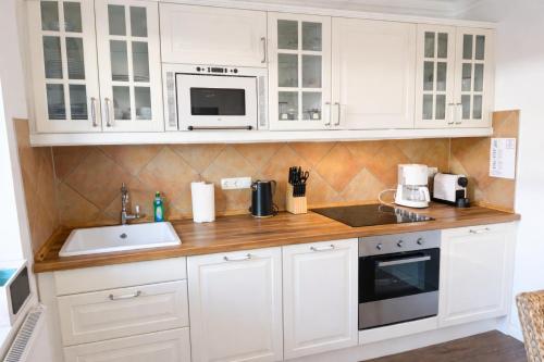 Kitchen, PrimeLoft "Landhaus am Hafen" - Strandnah - Ostsee - Hafenfeeling - Garten - Erdgeschoss - 6 Pers in Heiligenhafen