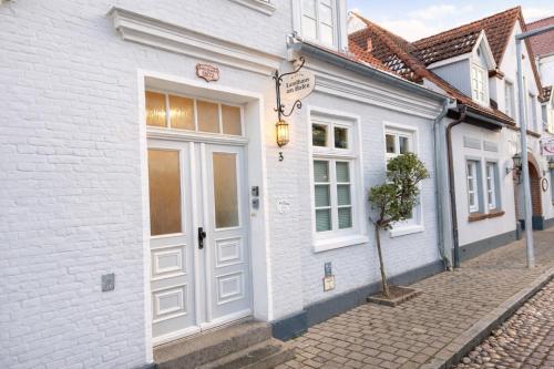Exterior view, PrimeLoft "Landhaus am Hafen" - Strandnah - Ostsee - Hafenfeeling - Garten - Erdgeschoss - 6 Pers in Heiligenhafen