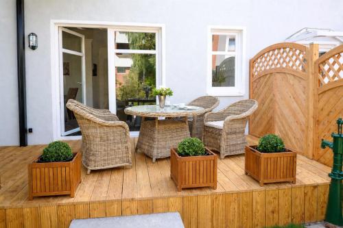 Garden, PrimeLoft "Landhaus am Hafen" - Strandnah - Ostsee - Hafenfeeling - Garten - Erdgeschoss - 6 Pers in Heiligenhafen