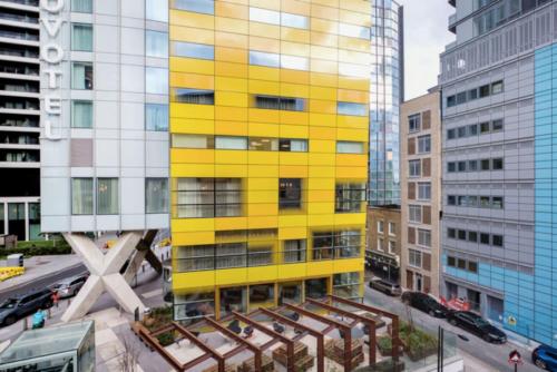Canary Wharf Riverside Apartment Near DLR - image 2