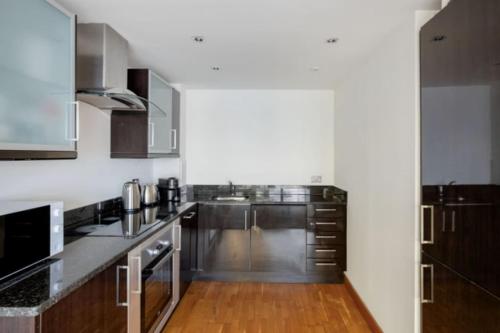 Canary Wharf Riverside Apartment Near DLR - image 4