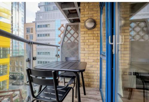 Canary Wharf Riverside Apartment Near DLR - main image