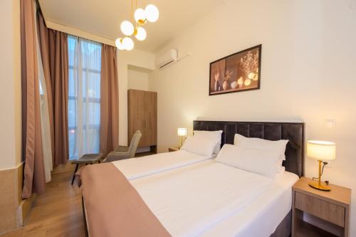 8 double beds, 10 twin beds