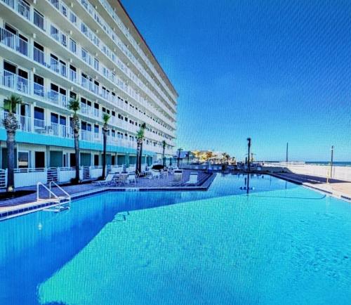 Beach Front Resort With Ocean View - Daytona Beach, FL