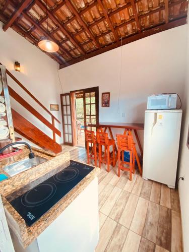 Kitchen, Ikaia Surf House in Praia de Itamambuca