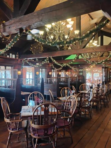 Lamie's Inn & The Old Salt Tavern - image 12