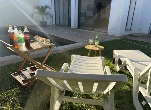 Grande villa sécurisée piscine privée – khách sạn tại Dar Bouazza