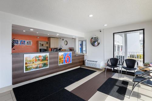 Fuajee, Motel 6 Chattanooga, TN near Reflection Riding Arboretum & Nature Center