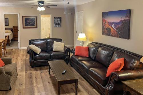 Creekfront Cabin Near Chattanooga with Hot Tub! in Ooltewah, USA