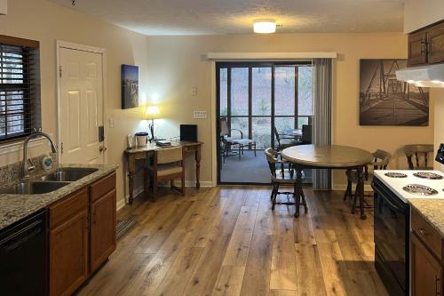 Creekfront Cabin Near Chattanooga with Hot Tub! in Ooltewah, USA
