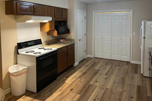 Creekfront Cabin Near Chattanooga with Hot Tub! in Ooltewah, USA