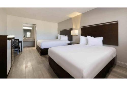 Travelodge By Wyndham Artesia – Artesia, CA