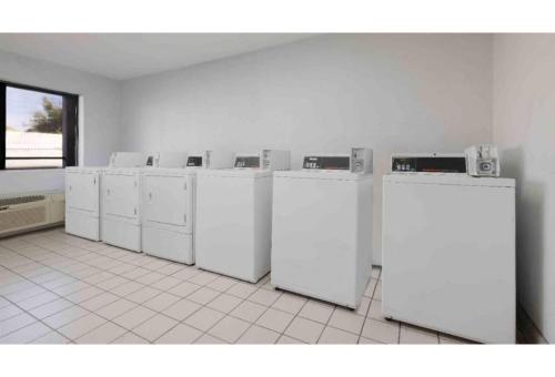 Travelodge By Wyndham Artesia – Artesia, CA