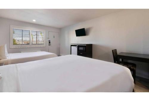 Travelodge By Wyndham Artesia – Artesia, CA
