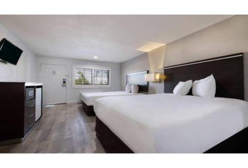 Travelodge By Wyndham Artesia – Artesia, CA