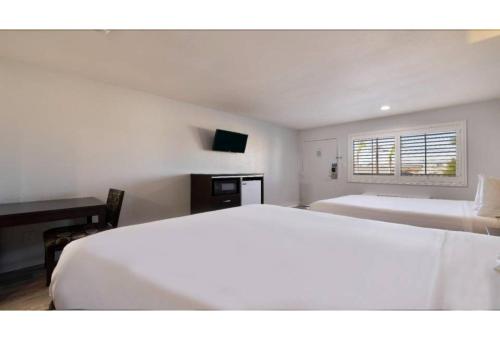 Travelodge By Wyndham Artesia – Artesia, CA