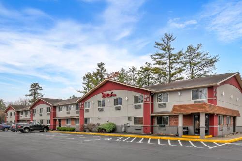 Super 8 by Wyndham Queensbury Glens Falls in Queensbury, USA