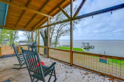 Dock + Fire Pit: Tranquil Home on Lake Livingston – khách sạn tại Onalaska (TX)