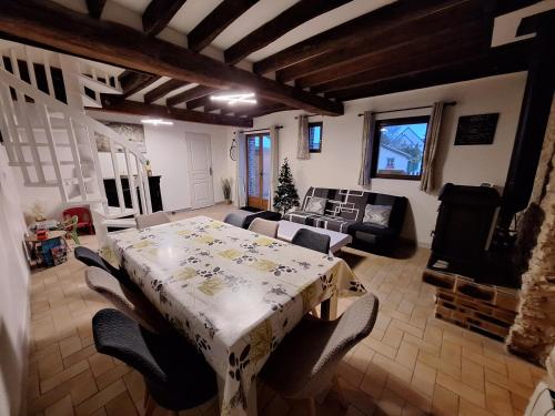 L'Auberge de la fontaine "Gîte Nyméa" et "Gîte L'Avérine" (L'Auberge de la fontaine "Gite Nymea" et "Gite L'Averine") in Fontaine Sous Jouy