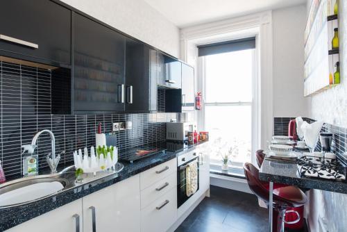 Ar Lan y Mor Seaside Apartment - image 12