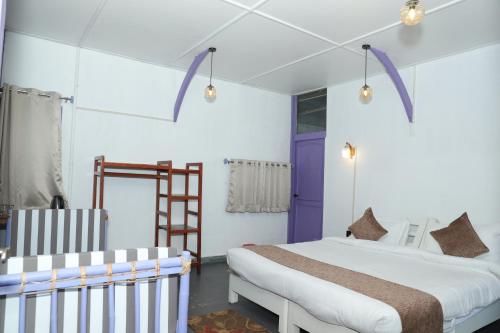 1 double bed, 1 twin bed