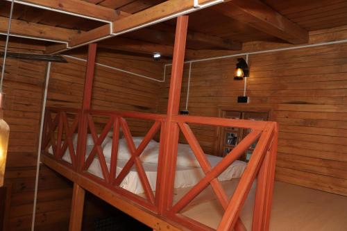 1 double bed, 1 bunk bed