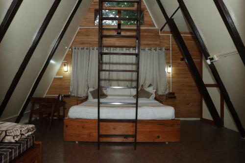 1 double bed, 1 bunk bed