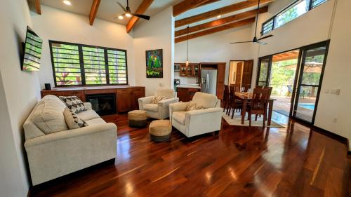 Elevated Off Grid Villa • Private Pool • waterfall in Blancaneau