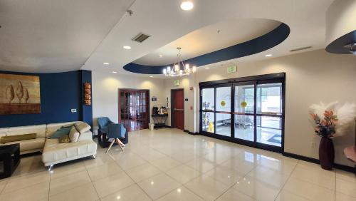 Előcsarnok, Days Inn & Suites by Wyndham Russellville in Russelville (Arkansas)