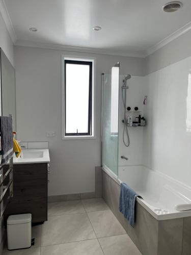 Warm Home in Hobsonville in 賀生維爾