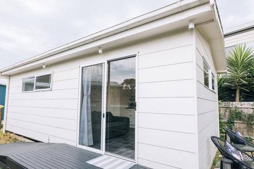 Bungalow at the Beach - footsteps to the shore in Corinella
